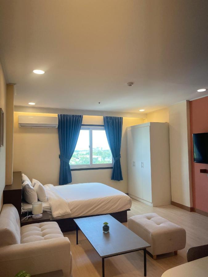 On Hotel Friendship Ángeles Extérieur photo